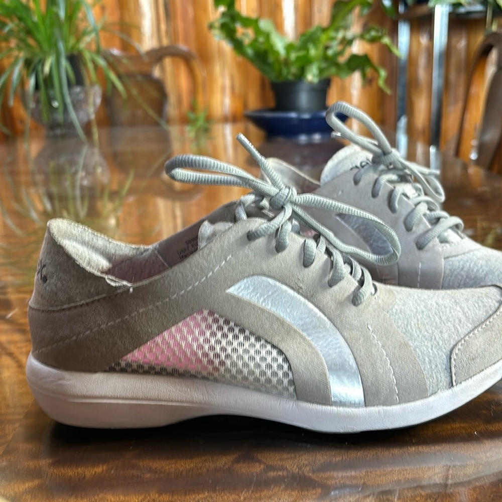 Aetrex light sneakers